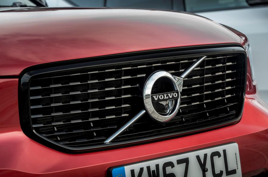 Логотип Volvo XC40 D4 R-Design 2017 года  (UK) (фото 13 из 40)
